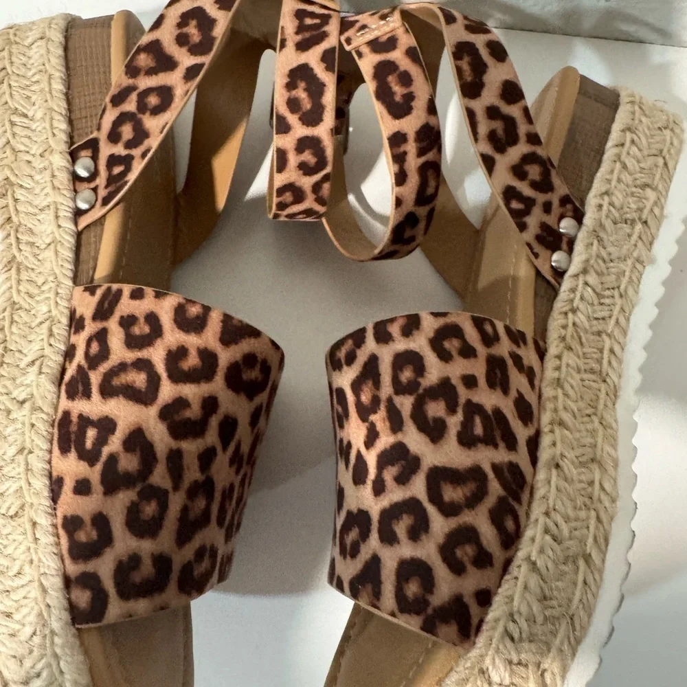 SODA Open Toe Buckle Ankle Strap cheetah Espadrilles Platform wedge size 8